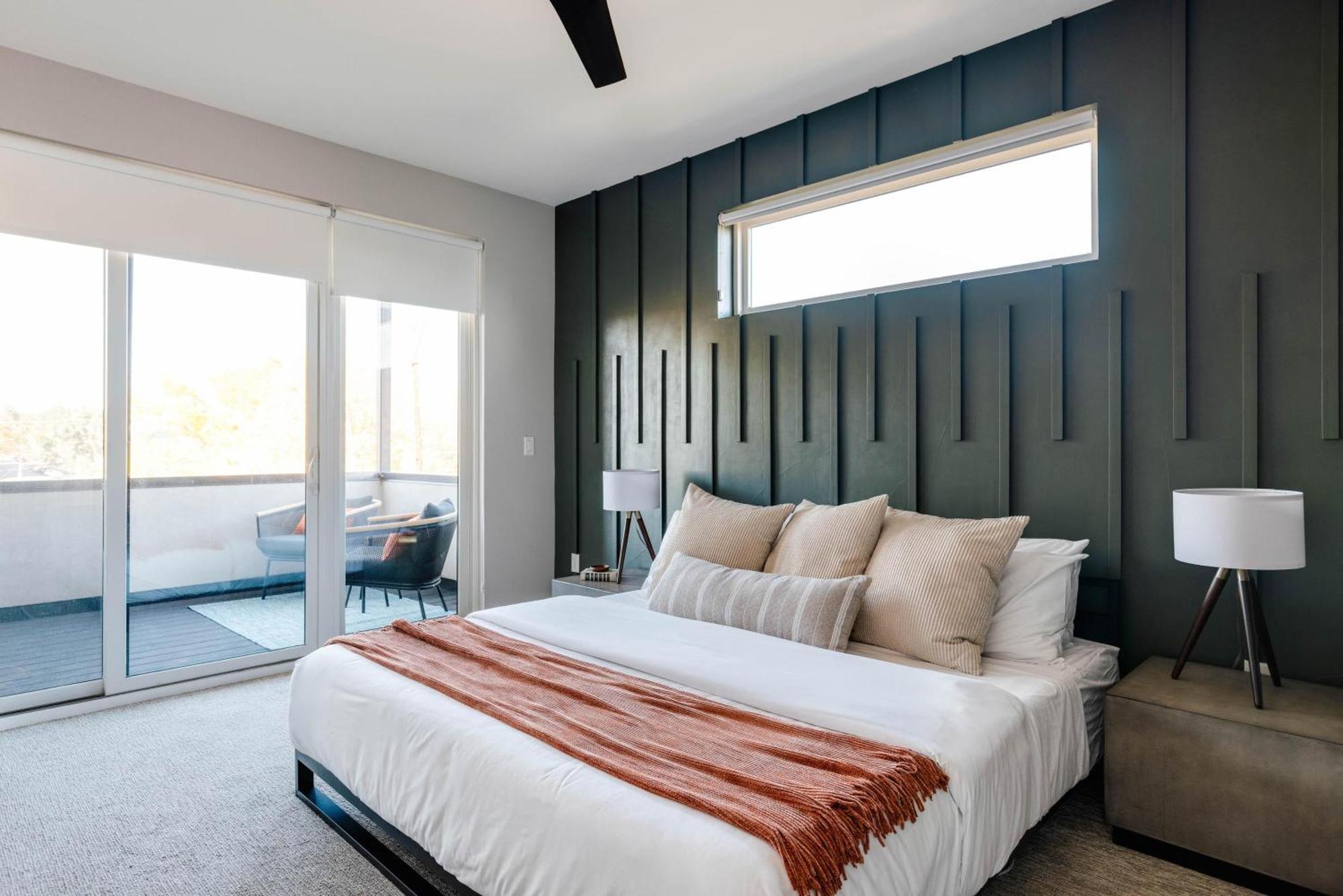 Luxe Getaway - Yard & Roof Deck - 4 Story Townhome Holiday home