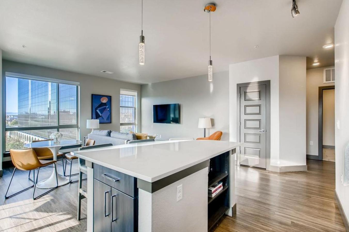 Apartment Landing Modern With Amazing Amenities