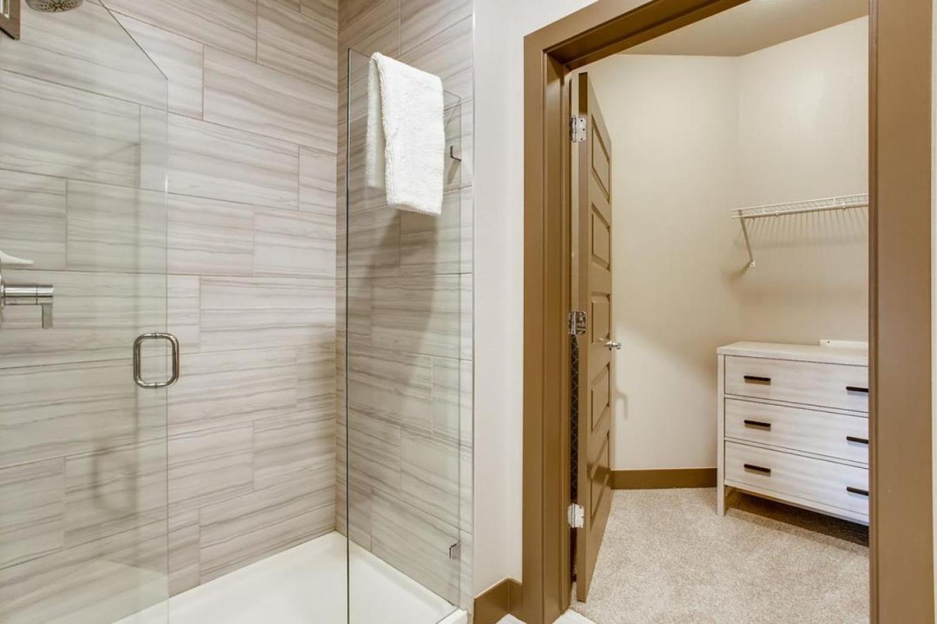 Landing Modern With Amazing Amenities *