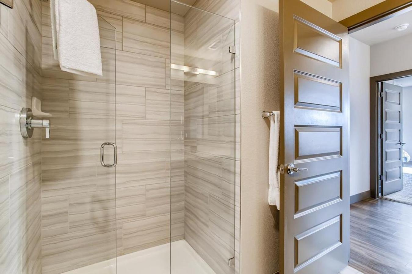 Apartment Landing Modern With Amazing Amenities