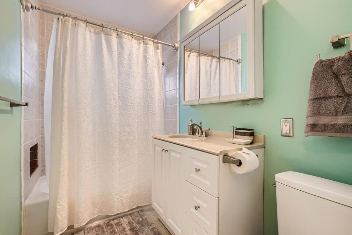 Holiday home Ranch-style Retreat Walk To Light Rail