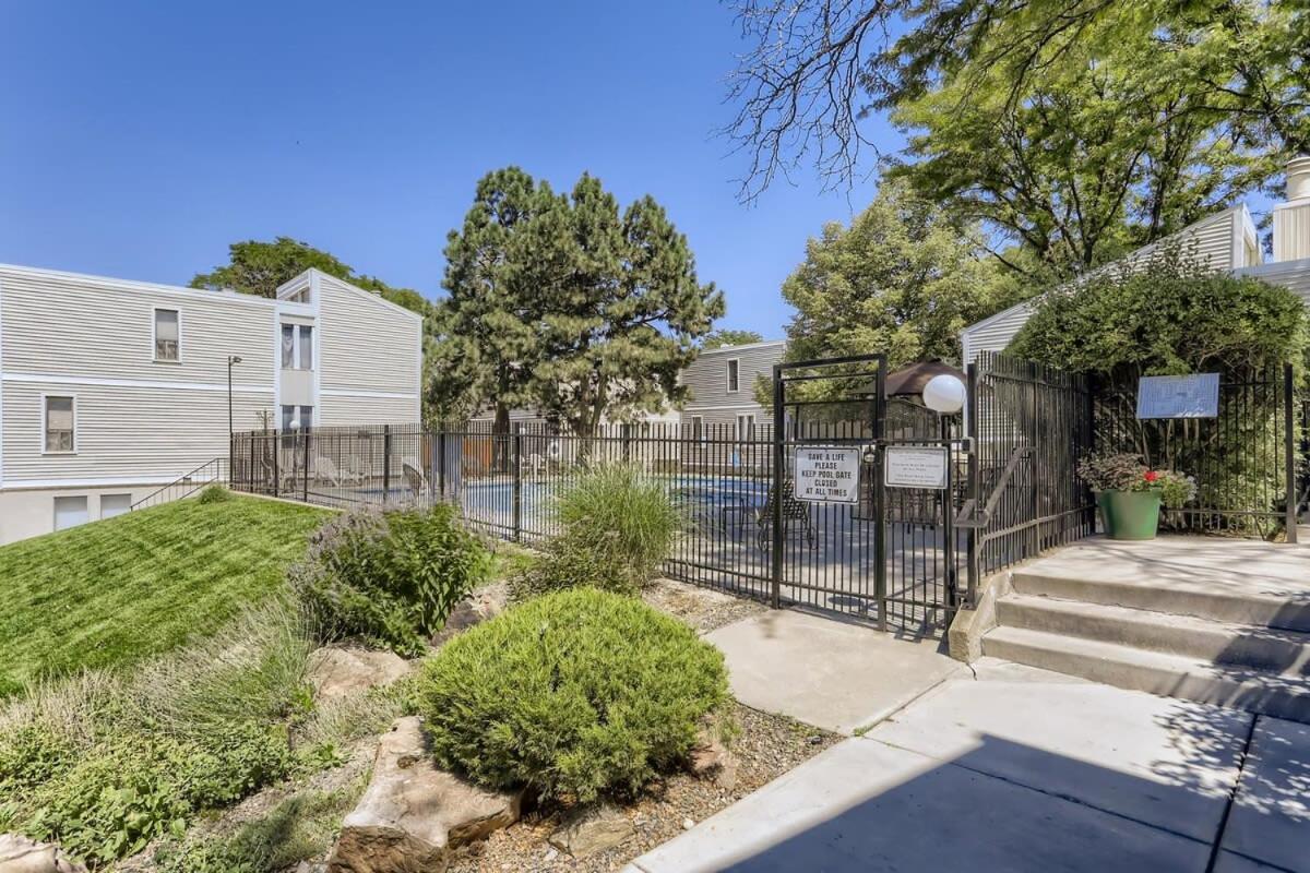 Sunny Suburban Getaway 4br 3ba W Pool