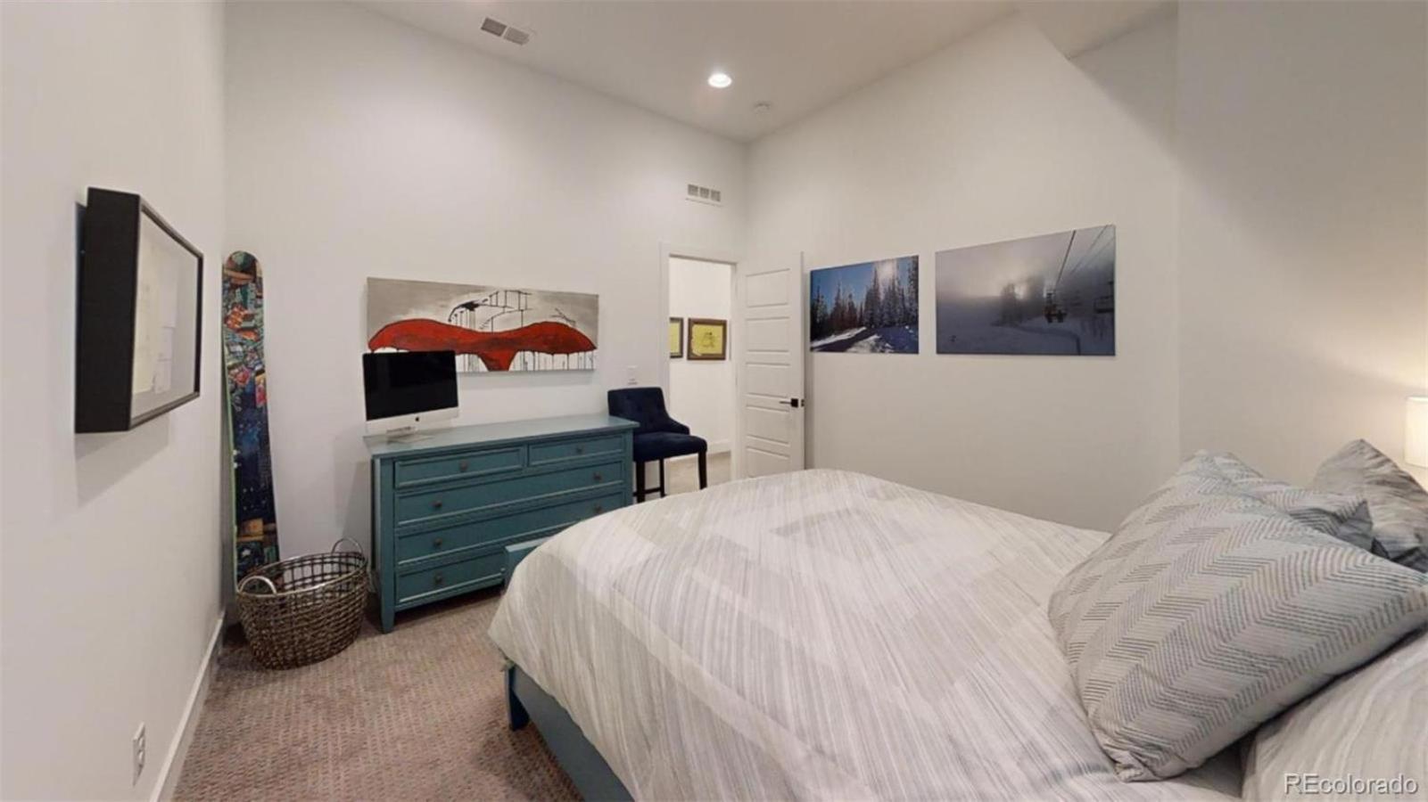 Luxurious, Modern Townhome 5 Minute Walk From Cherry Creek North
