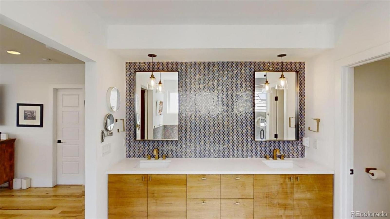 Luxurious, Modern Townhome 5 Minute Walk From Cherry Creek North *