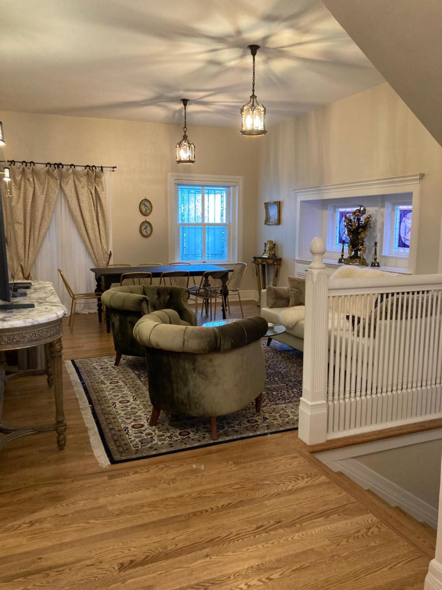 Pineapple House, Romantic 3 Bed 2 Bath Apt, Sleeps 6! Private Balcony! Center! Free Parking! Apartment *