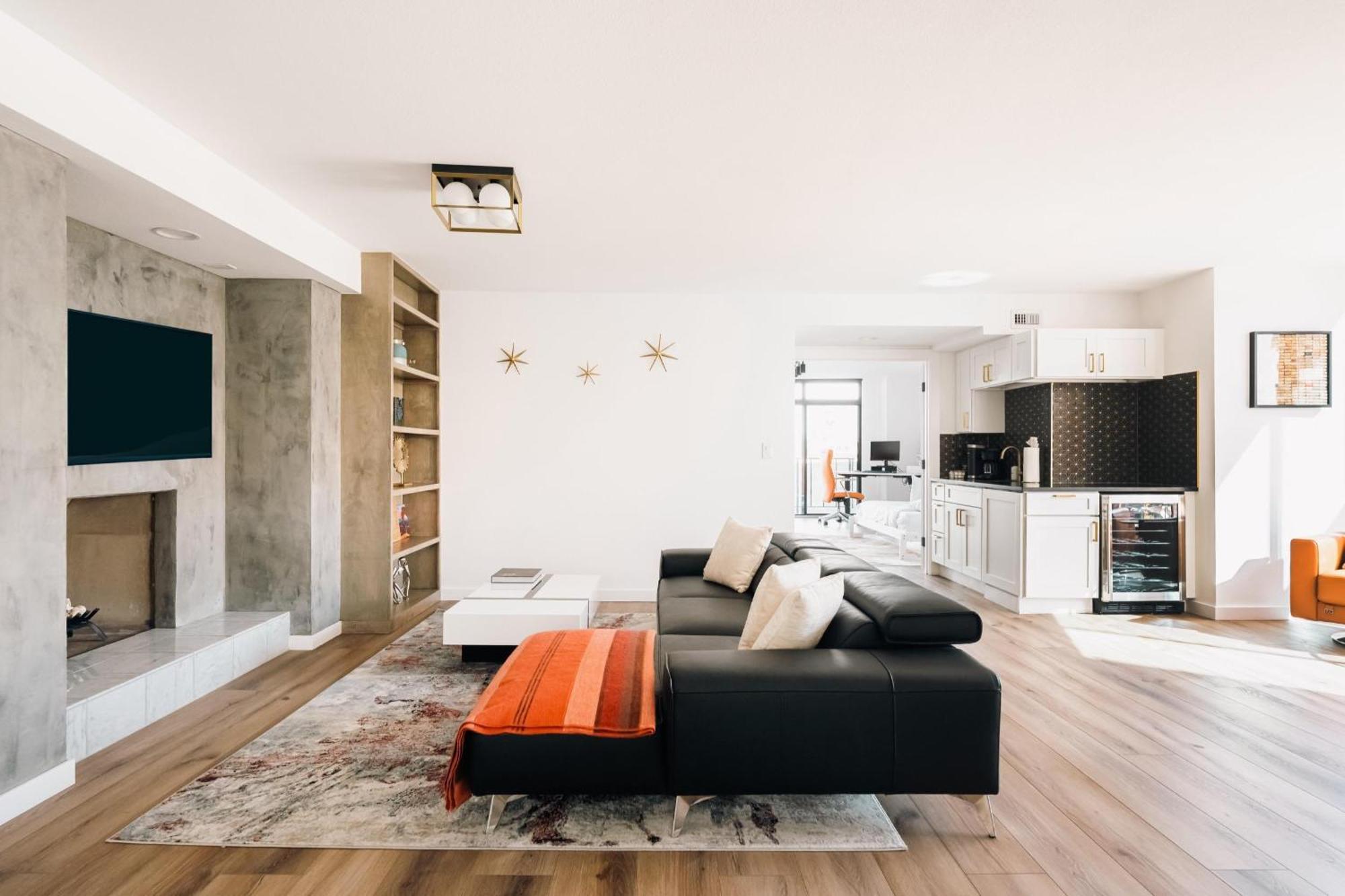 Deluxe Larimer Square Retreat - Walk Everywhere! Denver