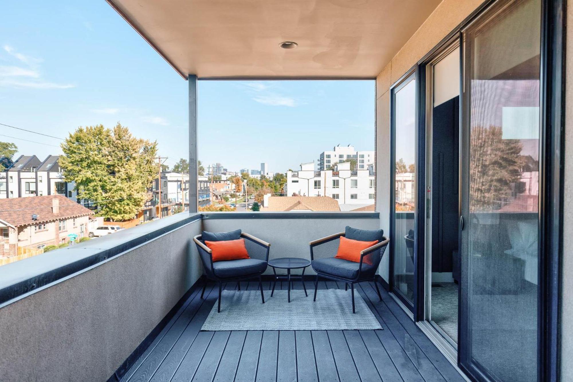 Luxe Getaway - Yard & Roof Deck - 4 Story Townhome