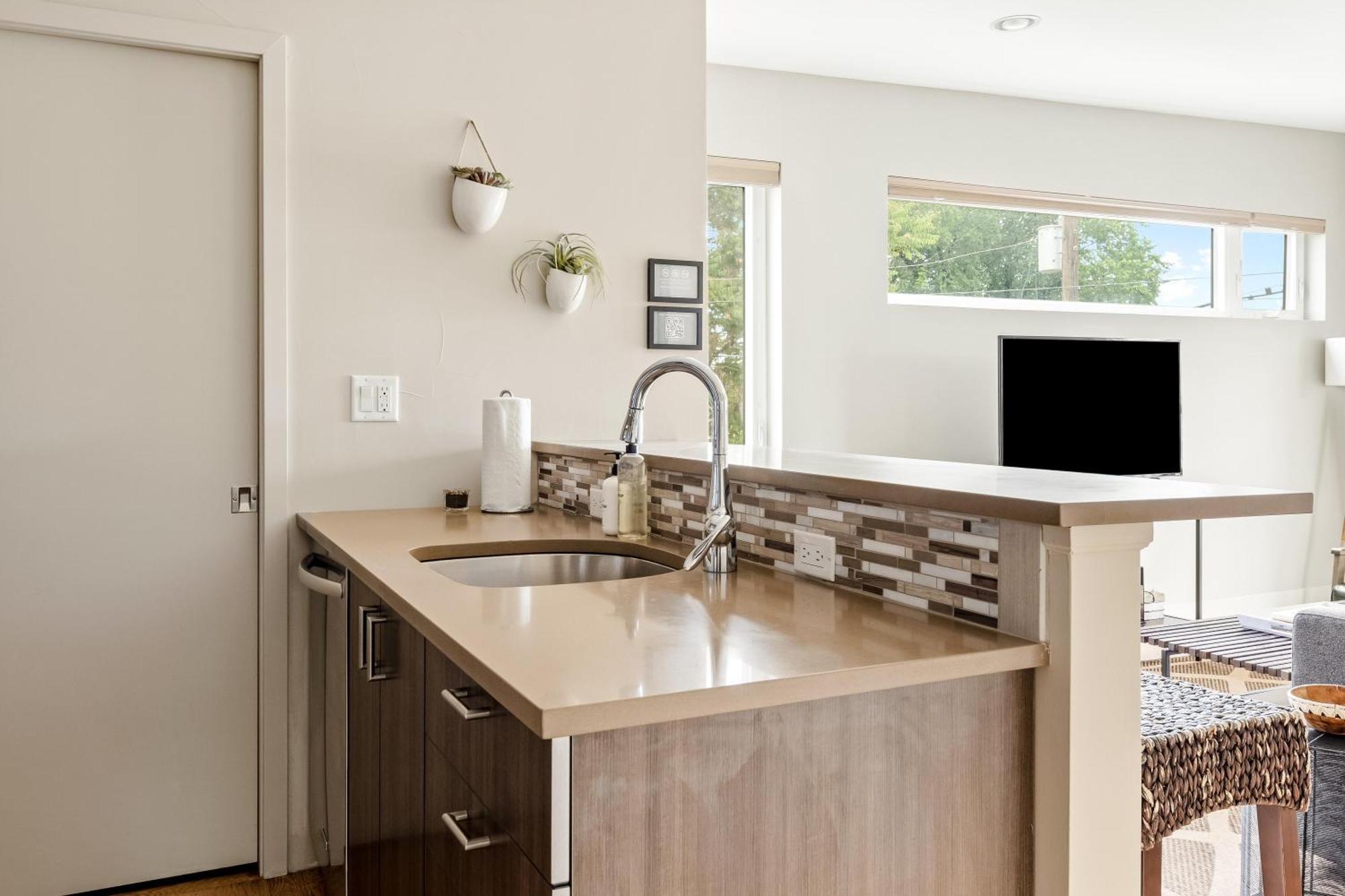 Stunning - Walk Everywhere! Sleeps 6! *