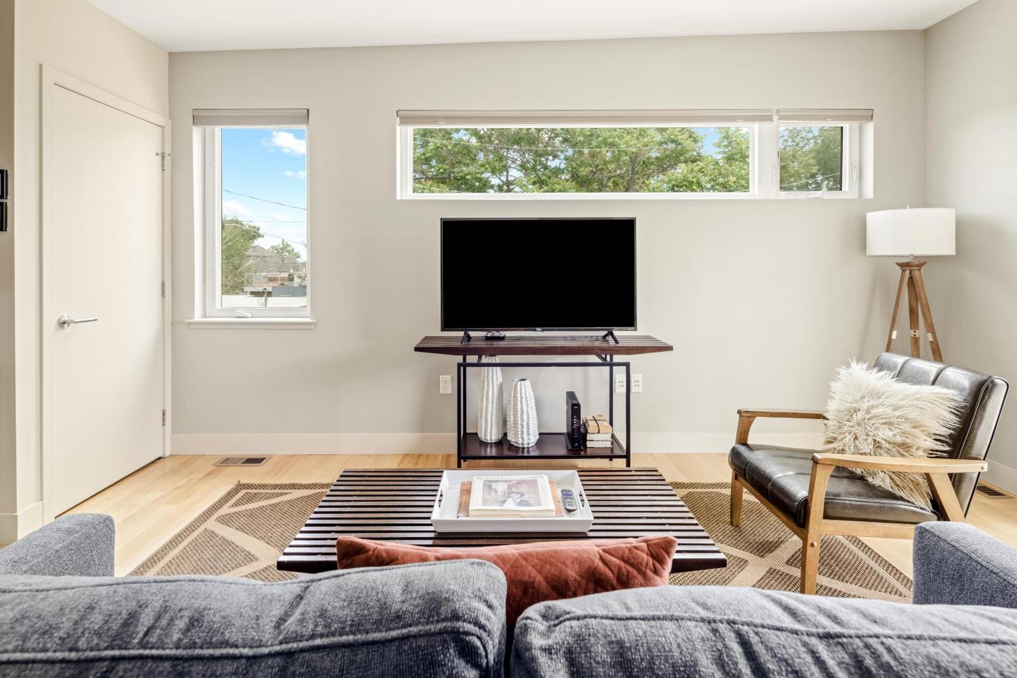 Stunning - Walk Everywhere! Sleeps 6! Villa