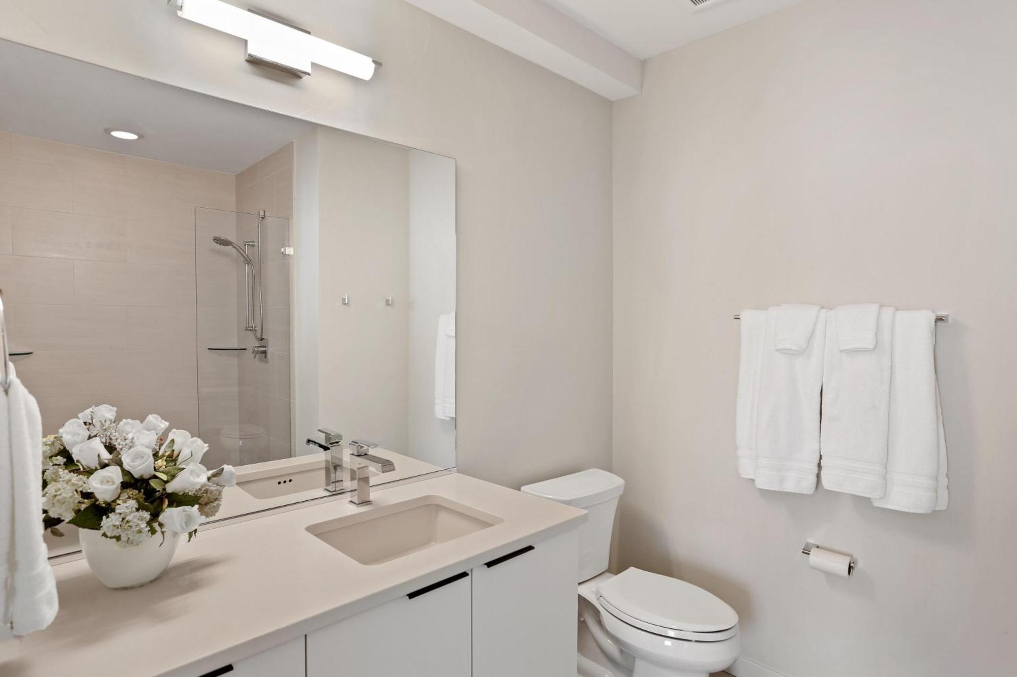 Rooftop Townhome | Walk To Sloan's & Stadium Holiday home
