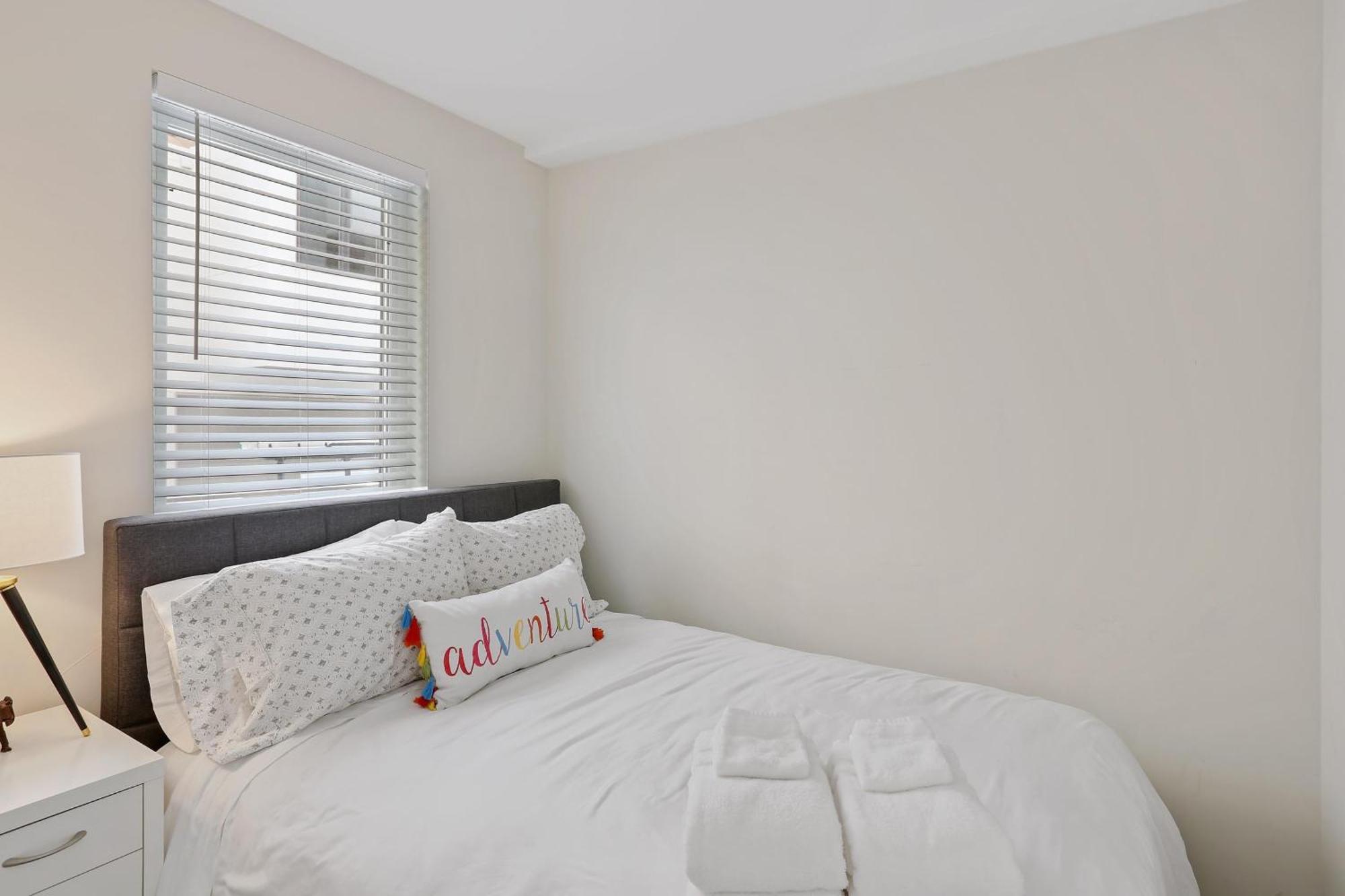 Holiday home Rooftop Townhome | Walk To Sloan's & Stadium Denver
