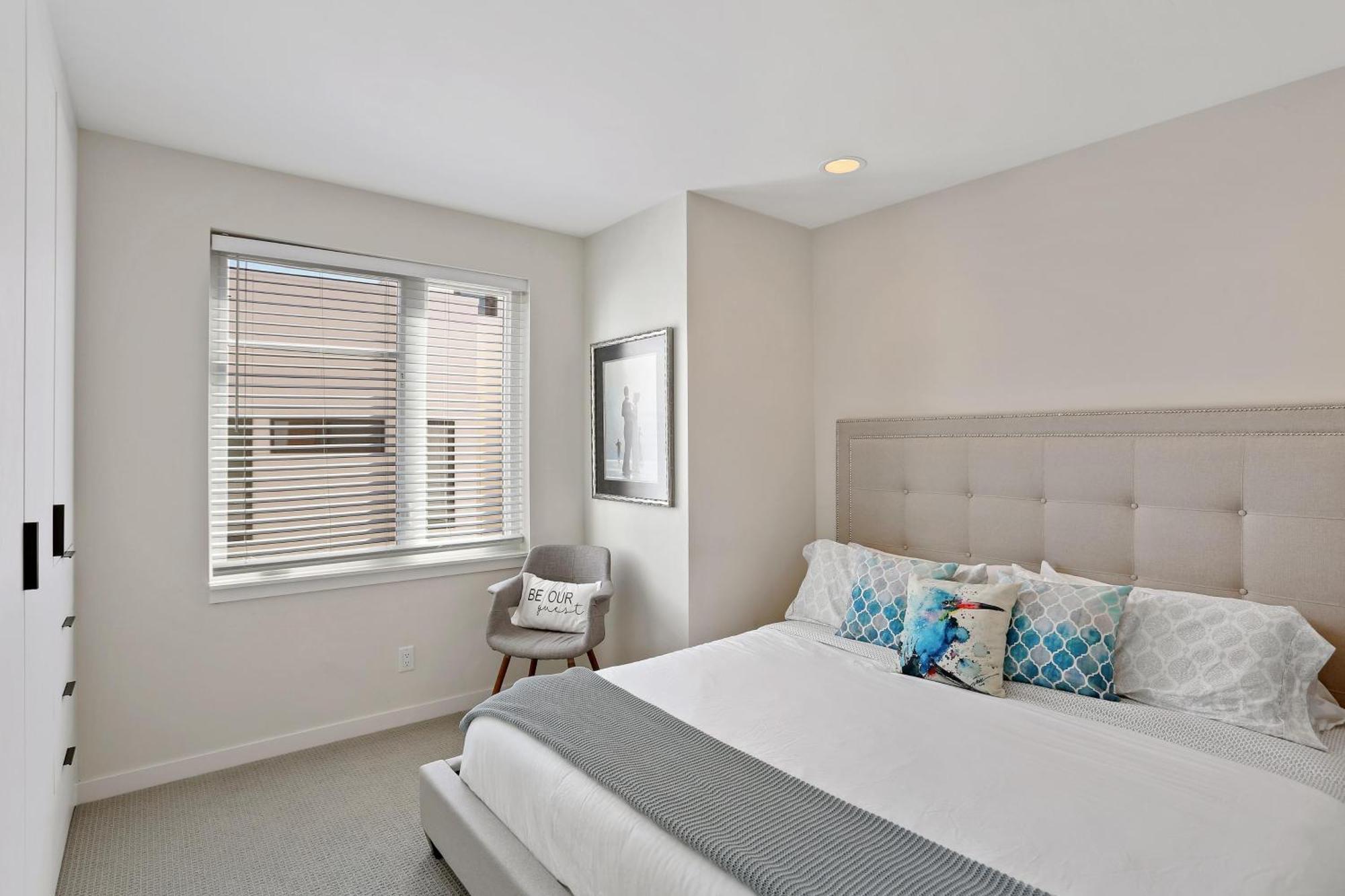 Holiday home Rooftop Townhome | Walk To Sloan's & Stadium *