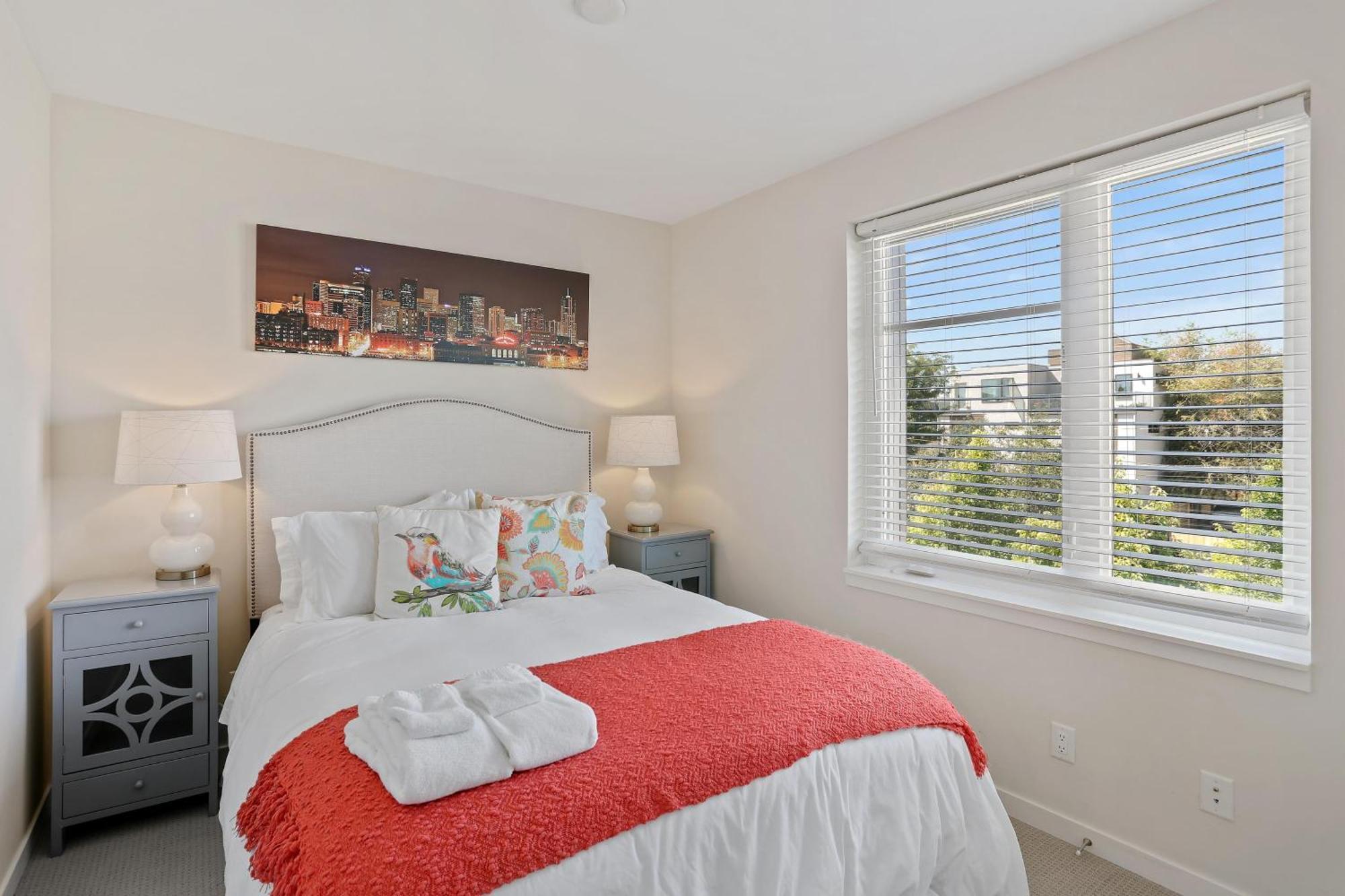 Rooftop Townhome | Walk To Sloan's & Stadium Holiday home *
