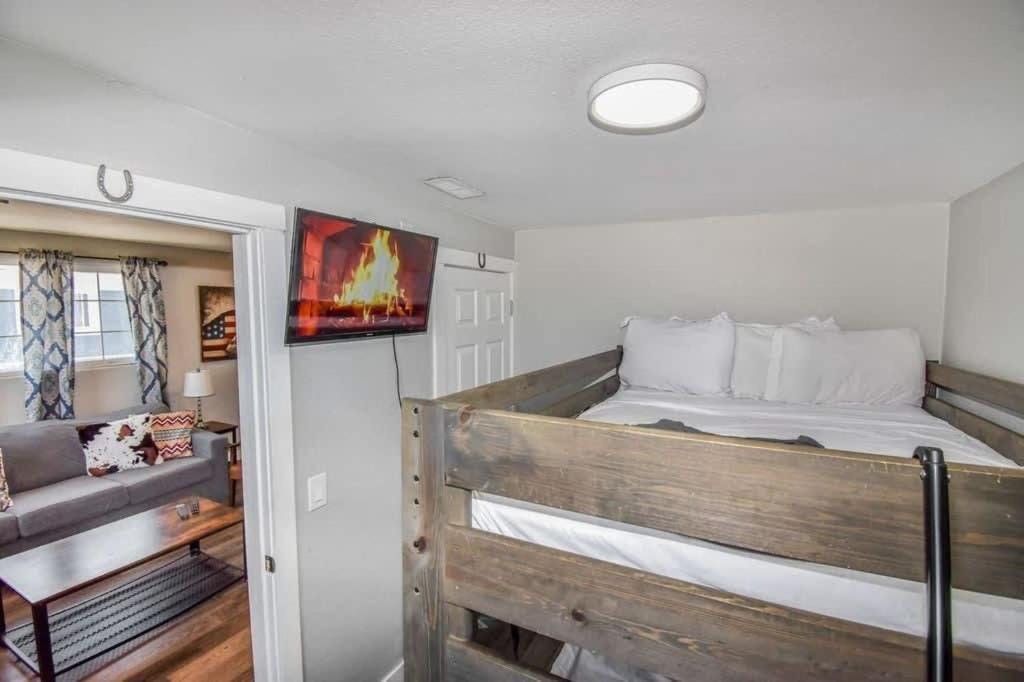 Charming Cowboy Bunkhouse In Holiday home *