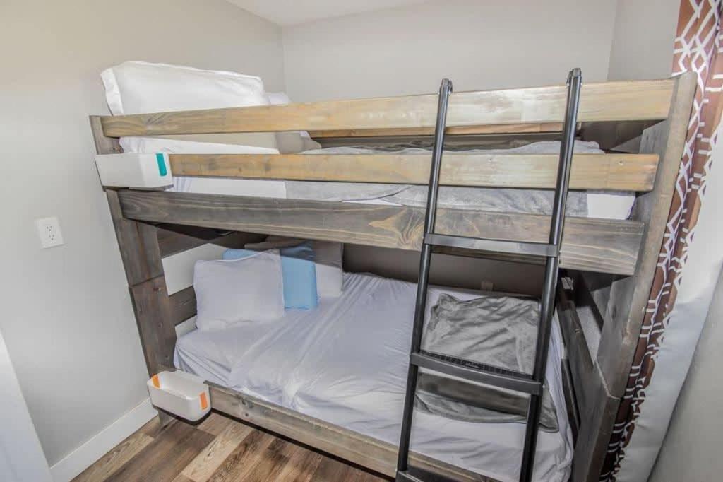 Charming Cowboy Bunkhouse In Denver