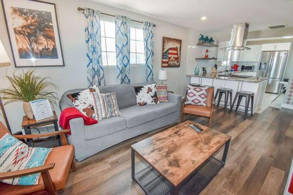 Charming Cowboy Bunkhouse In Holiday home *