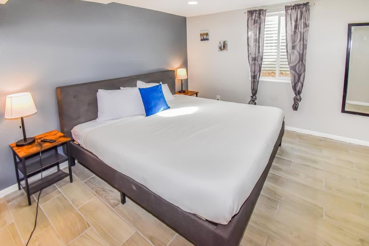 Cozy Two Bedroom Basement Unit Near Light Rail