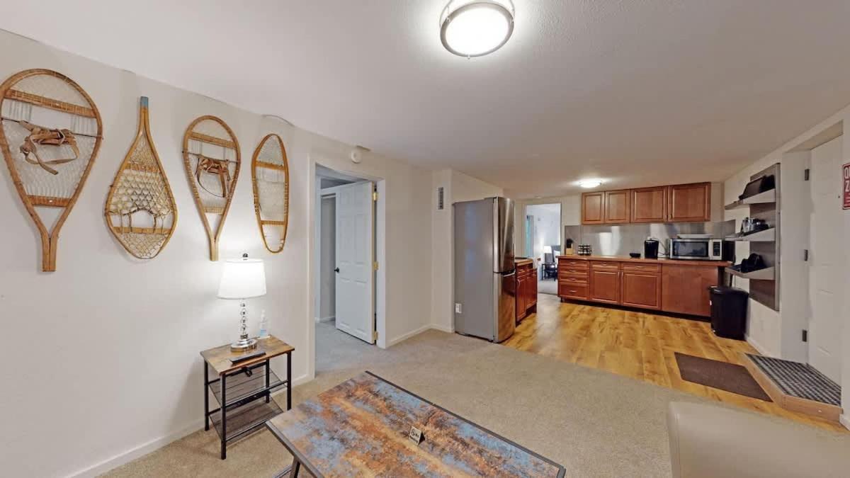 Cozy Two Bedroom Basement Unit Near Light Rail Holiday home *