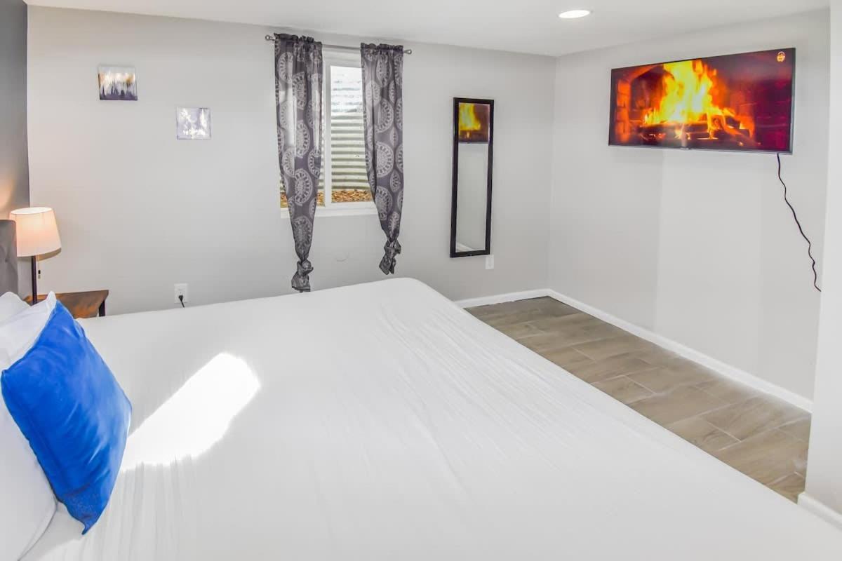 Cozy Two Bedroom Basement Unit Near Light Rail Holiday home Denver