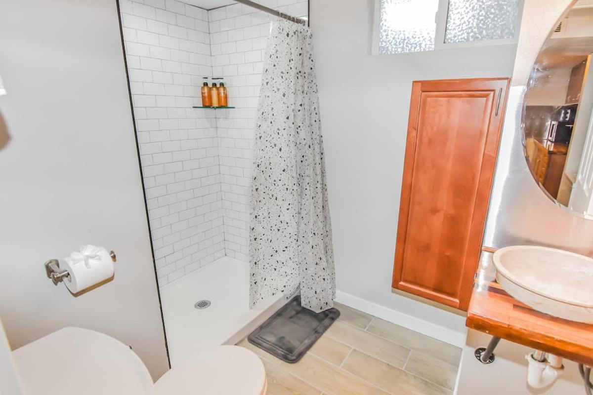 Cozy Two Bedroom Basement Unit Near Light Rail Denver