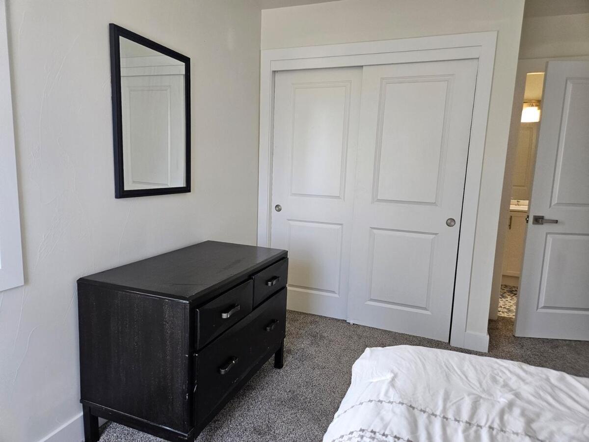 Sunny, 2nd Level, 2bed, 2bath, Kitchen