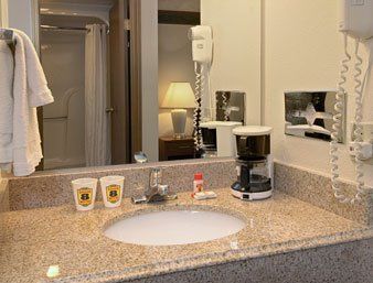 Super 8 By Wyndham Stapleton Hotel