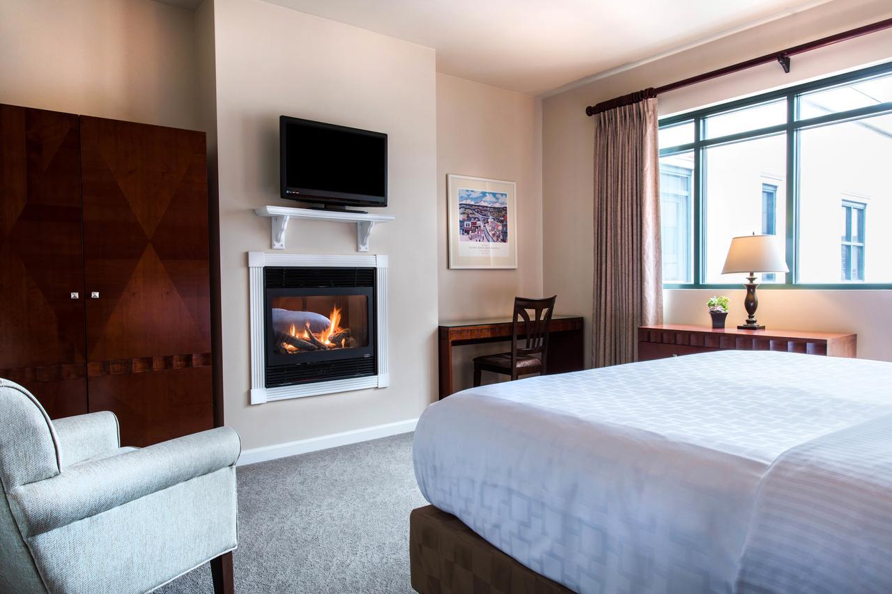 At Cherry Creek 3* Denver