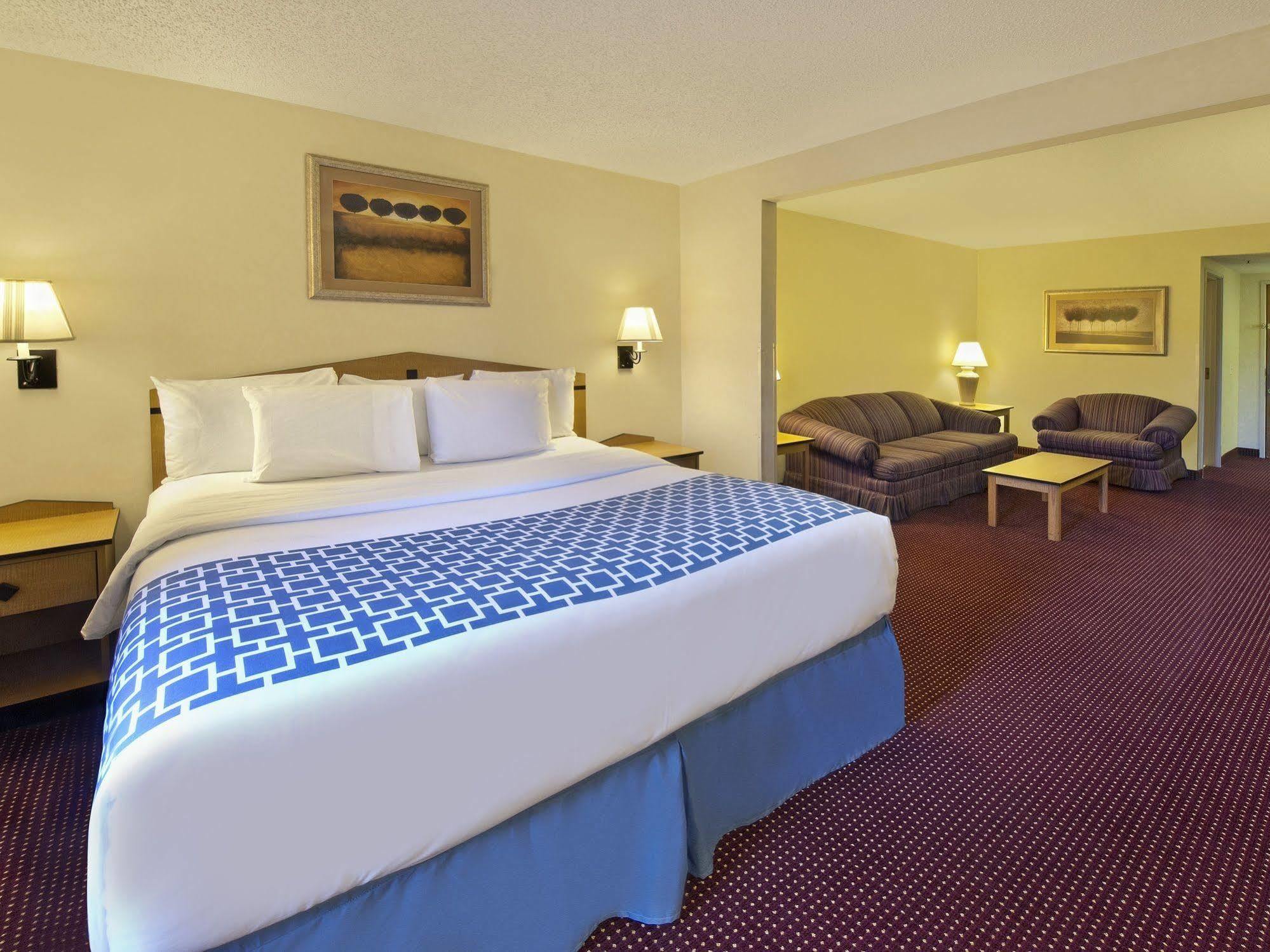 Americinn & International Airport