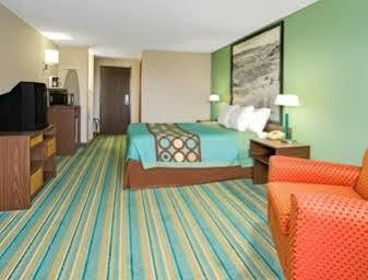 Super 8 By Wyndham Stapleton Hotel 2*