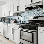 Bright & Modern Retreat - King Beds - Sloans Lake