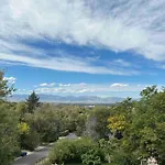Spacious Th W/ Firepit, Mountain Views & Garage
