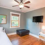 Cozy Bungalow Near Restaurants, Coffeeshops, Hospitals, A Prime Spot!
