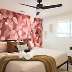 Wild West Disco Haus! Sleeps 12, Hot Tub + Gym!
