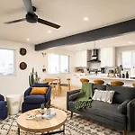 Wild West Disco Haus! Sleeps 12, Hot Tub + Gym!