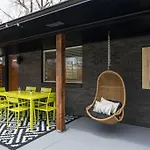 Wild West Disco Haus! Sleeps 12, Hot Tub + Gym!