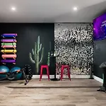 Wild West Disco Haus 2! New Hot Tub, Patio + Gym