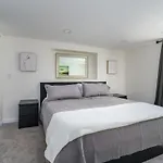 Sleek & Stylish Apt Steps From Bluebird Theater