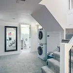 Sleek & Stylish Apt Steps From Bluebird Theater