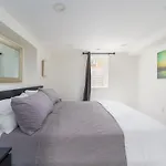Sleek & Stylish Apt Steps From Bluebird Theater