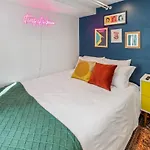 Stylish 2 Bedroom Apt Steps From Regis Tennyson St