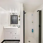 Charming & Updated Garden Level In Heart Of Denver