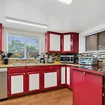 Cozy & Spacious Apartment Steps From Regis