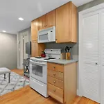 1147 Vine St