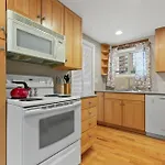 1147 Vine St