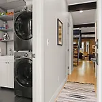 Highlands Square Bungalow - Private Yard - Garage