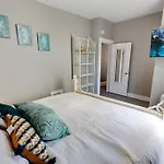 94 Walkscore King Bed Capitol Hill Beachy Apt