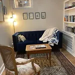 Pineapple House, Cozy Garden Apartment, City Center! Marble-Tiled Bathroom! Free Parking!