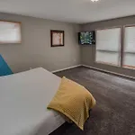 Sunny Family Home In Denver With Huge Yard And Hot Tub