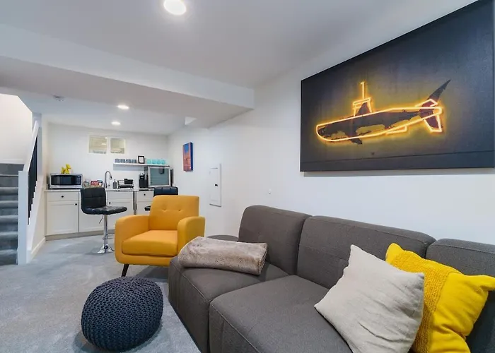 Sleek & Stylish Apt Steps From Bluebird Theater