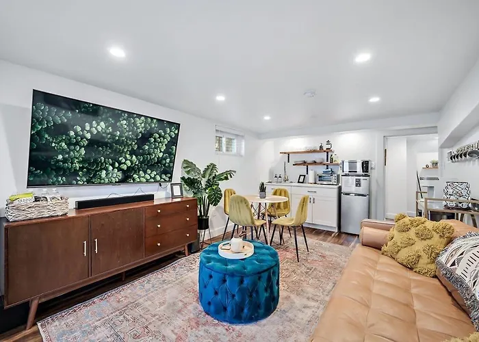 Stylish 2 Bedroom Apt Steps From Regis Tennyson St